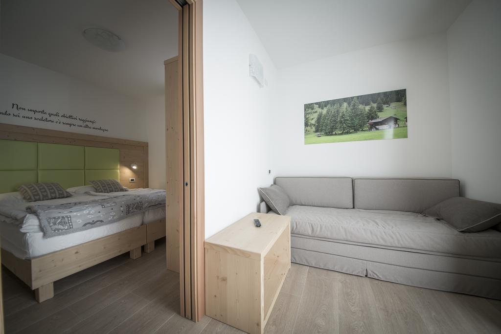 Aparthotel Dolomites Living&Relax Commezzadura Rum bild