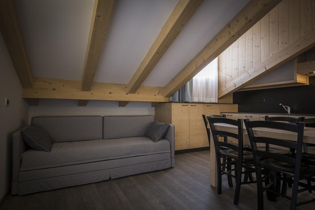 Aparthotel Dolomites Living&Relax Commezzadura Rum bild